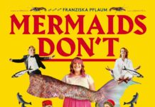 MERMAIDS DON’T CRY / Botschaft Ottawa Das Bild zeigt einen lebhaften, gelben Hintergrund, der sofort ins Auge fällt. In der Mitte des Posters befindet sich die Hauptfigur des Films, die mit einem strahlenden Lächeln eine Meerjungfrauenflosse in den Händen hält. Der Titel des Films, „Mermaids Don't Cry“, ist in leuchtendem Rot geschrieben. Die kräftigen Farben des Posters schaffen eine einladende und fröhliche Atmosphäre