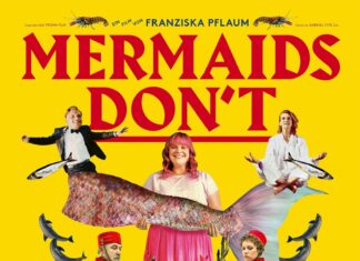 MERMAIDS DON’T CRY / Botschaft Ottawa Das Bild zeigt einen lebhaften, gelben Hintergrund, der sofort ins Auge fällt. In der Mitte des Posters befindet sich die Hauptfigur des Films, die mit einem strahlenden Lächeln eine Meerjungfrauenflosse in den Händen hält. Der Titel des Films, „Mermaids Don't Cry“, ist in leuchtendem Rot geschrieben. Die kräftigen Farben des Posters schaffen eine einladende und fröhliche Atmosphäre