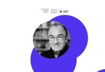 Präsentation von „Die Erweiterung“ / Botschaft Pristina Das Bild zeigt ein Porträt von Robert Menasse auf einem weißen Hintergrund mit blauen grafischen Darstellungen mit den Logos der österreichischen Botschaft in Pristina, dem EU-Logo und dem Logo des Europe House