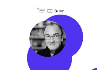 Präsentation von „Die Erweiterung“ / Botschaft Pristina Das Bild zeigt ein Porträt von Robert Menasse auf einem weißen Hintergrund mit blauen grafischen Darstellungen mit den Logos der österreichischen Botschaft in Pristina, dem EU-Logo und dem Logo des Europe House