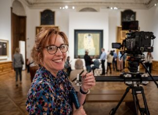 Dokumentationsfilm „KLIMT & THE KISS” / Botschaft Singapur Das Bild zeigt das Team der österreichischen Botschaft Singapur von links nach rechts: Botschafter Peter Guschelbauer, Julia Henningsen, Nina James, British High Commission, Claudia Tripp, Andreas Strasser, Christoph Keglovits.