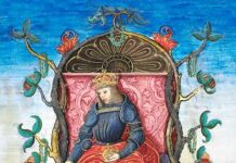 Maximilian I.: frühes PR-Genie / Botschaft Stockholm Das Bild zeigt einen Ausschnitt aus dem Triumphzug des Kaisers Maximilian I.. Kaiser Maximilian sitzt in Rüstung und mit Krone auf dem Haupt und Reichsapfel in der linken Hand auf einem gemauerten Thron dessen Lehne sich hochwindenden Pflanzen besteht. Darunter finden sich zwei stilisierte Schriftzüge