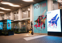 Filmfestival PÖFF / Botschaft Tallinn Das Bild zeigt die Statue eines Wolfs – das Symbol des Filmfestivals – und Festivalplakate im PÖFF Festivalzentrum.