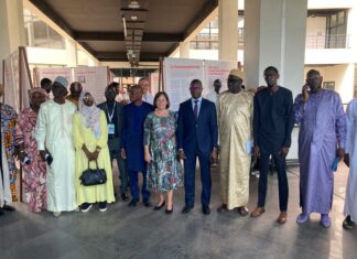 Ausstellung/Botschaft Dakar 1. Anlässlich der Vernissage der Ausstellung: v.l.n.r.: Awa Cissè Diouf (Leiterin der Universitätsbibliothek), Mahoulouth Diakhaté (Vizebürgermeister von Dakar), Dr. Amy Gueye (Lektorin an der UAM), Ibrahim Cissé (Leiter der Abteilung f. Kunst und Kultur der Stadt Dakar), Prof. Dr. Roger Marcellin Faye (Vizerektor der UAM), Botschafterin Ursula Fahringer, René Stanislas Sarr (Wohnbaugesellschaft SICAP) Dr Serigne Mansour Tall (Lektor an der UAM), Moustapha Diop (Ministerium für Urbanismus, Territorialverwaltung und Raumplanung).