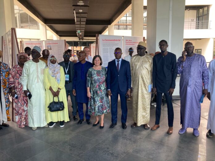 1. Anlässlich der Vernissage der Ausstellung: v.l.n.r.: Awa Cissè Diouf (Leiterin der Universitätsbibliothek), Mahoulouth Diakhaté (Vizebürgermeister von Dakar), Dr. Amy Gueye (Lektorin an der UAM), Ibrahim Cissé (Leiter der Abteilung f. Kunst und Kultur der Stadt Dakar), Prof. Dr. Roger Marcellin Faye (Vizerektor der UAM), Botschafterin Ursula Fahringer, René Stanislas Sarr (Wohnbaugesellschaft SICAP) Dr Serigne Mansour Tall (Lektor an der UAM), Moustapha Diop (Ministerium für Urbanismus, Territorialverwaltung und Raumplanung).