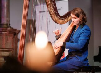 Adventkonzert/ Kulturforum Bratislava Elisabeth Plank an der Harfe