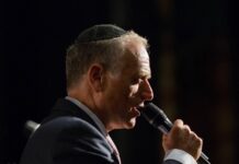 Europäischer Kantorenkongress 2024 in Budapest / Kulturforum Budapest Das Bild zeigt Oberkantor Shmuel Barzilai vor dem Mikrofon.