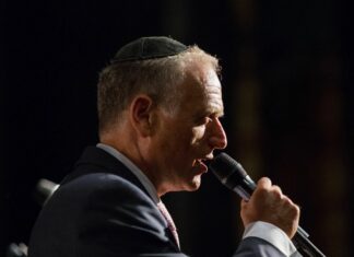 Europäischer Kantorenkongress 2024 in Budapest / Kulturforum Budapest Das Bild zeigt Oberkantor Shmuel Barzilai vor dem Mikrofon.