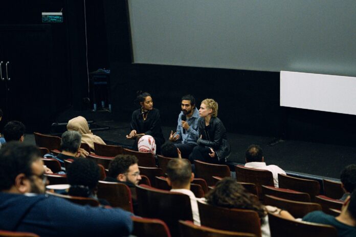 Das Bild zeigt die Schauspielerinnen Julia Richter und Salka Weber beim Q&A nach der Filmaufführung von ‚Peacock‘