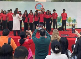 Weihnachtsauftritte – Mozart Chor / Kulturforum New Delhi Das Bild zeigt den Auftritt vom Weihnachtsmarkt (IGCC) in New Delhi