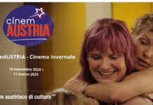 CinemAustria / Kulturforum Rom Das Bild zeigt ein Filmstill des Films „Mermaids don`t cry“. Darauf umarmen sich zwei Protagonistinnen. Auf dem Bild wurde zudem das Logo der Filmreihe „CinemAUSTRIA“ eingefügt und die Information derselben.