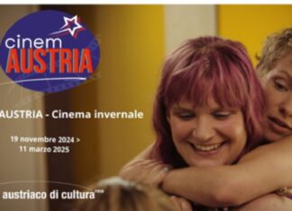 CinemAustria / Kulturforum Rom Das Bild zeigt ein Filmstill des Films „Mermaids don`t cry“. Darauf umarmen sich zwei Protagonistinnen. Auf dem Bild wurde zudem das Logo der Filmreihe „CinemAUSTRIA“ eingefügt und die Information derselben.