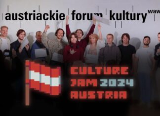 Culture Jam: Austria 2024 / Kulturforum Warschau Das Bild zeigt eine Gruppe junger Menschen, die auf einer Bühne stehen, mit einigen Personen, die Zertifikate in den Händen halten. Im Hintergrund ist eine weiße Wand mit dem Schriftzug „austriackie forum kultury waw“ zu sehen, der in schwarzer Schrift geschrieben ist. Die Personen wirken fröhlich und feiern gemeinsam ihren Erfolg, einige heben die Hände triumphierend in die Luft. Im Vordergrund befindet sich das Logo des Events „Culture Jam: 2024 Austria“, gestaltet im Retro-Pixel-Art-Stil, mit einer rot-weiß-roten Fahne und der Schrift in auffälligen roten und grauen Farben. Die Szene wird von einem Publikum beobachtet, das teilweise von hinten zu sehen ist.