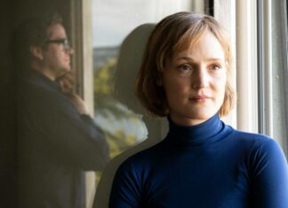 Celebrating Literary Icons | Max Frisch & Ingeborg Bachmann/Kulturforum Washington Das Bild zeigt einen Ausschnitt aus dem Film „Ingeborg Bachmann - Reise in die Wüste“ von Margarethe von Trotta. Zu sehen ist Ingeborg Bachmann. Im Fenster spiegelt sich Max Frisch.