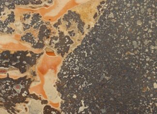 Gruppenausstellung Sechs Katastrophenmuster / Kulturforum Zagreb Das Bild zeigt einen Schmuckstein mit Kristallstrukturen in erdigen Farbtönen.