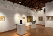 „Art of the EU“ / Botschaft Athen Das Bild zeigt die Galerie mit verschiedenen Kunstwerken, darunter auch das Werk des österreichisch-griechischen Bildhauers Joannis Avramidis Group of Figures in Circle.