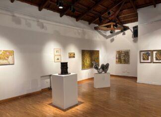 „Art of the EU“ / Botschaft Athen Das Bild zeigt die Galerie mit verschiedenen Kunstwerken, darunter auch das Werk des österreichisch-griechischen Bildhauers Joannis Avramidis Group of Figures in Circle.