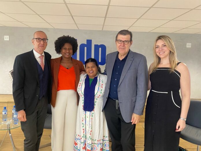 Das Bild zeigt Botschafter Dr. Stefan Scholz, UN Women Brasilien Leiterin Ana Carolina Querino, Indigenenministerin Sônia Guajajara, Univ.-Prof. Dr. René Kuppe und die Moderatorin Prof. Dr. Beatriz Horbach am Podium des Vortragssaals am IDP