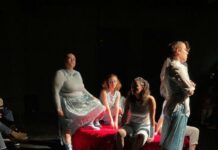 CLASSFEST / Botschaft Chisinau Das Bild zeigt das Ensemble der Kunstuniversität Graz in der Szene „Gemeinsam Platz nehmen“.