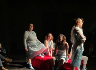 CLASSFEST / Botschaft Chisinau Das Bild zeigt das Ensemble der Kunstuniversität Graz in der Szene „Gemeinsam Platz nehmen“.