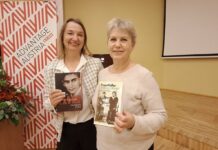 Kafkas letzte Reise / Botschaft Riga Das Bild zeigt Botschafterin Bernadette Klösch und die Leiterin der Österreich-Bibliothek Ilze Garda, wie sie ge