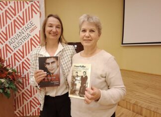 Kafkas letzte Reise / Botschaft Riga Das Bild zeigt Botschafterin Bernadette Klösch und die Leiterin der Österreich-Bibliothek Ilze Garda, wie sie ge