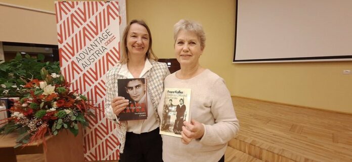 Das Bild zeigt Botschafterin Bernadette Klösch und die Leiterin der Österreich-Bibliothek Ilze Garda, wie sie ge