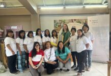 Workshop zu Webtechniken in Baguio City/Botschaft Manila Das Bild zeigt die Weberinnen von HARVEST CommUNITY Hub mit den Mustern und Farben der österreichischen und philippinischen Flaggen.