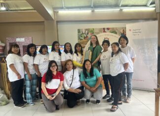 Workshop zu Webtechniken in Baguio City/Botschaft Manila Das Bild zeigt die Weberinnen von HARVEST CommUNITY Hub mit den Mustern und Farben der österreichischen und philippinischen Flaggen.