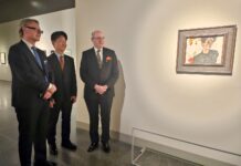 Wien 1900, Klimt und Schiele / Botschaft Seoul LM Direktor Hans-Peter Wipplinger, Vizeminister für Kultur Yong Hoseong, Botschafter Angerholzer vor Schieles "Selbstbildnis mit Lampionfrüchten