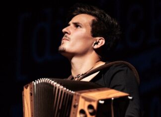 Musikalischer Oktober in Karthago- Extended Session/Botschaft Tunis Das Bild zeigt Jakob Steinkellner beim Spiel der Harmonika