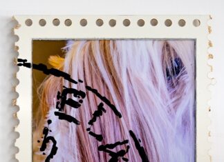 BERWIENALE / Kulturforum Berlin Das Bild zeigt ein minimalistisches Design mit einem hellgrünen Hintergrund, der von abstrakten weißen Linien durchzogen ist. In der unteren Bildhälfte befindet sich der Text in Schwarz: „23. Januar – 26. Februar 2025 BERWIENALE | Zeitgenössische Kunst im Dialog“