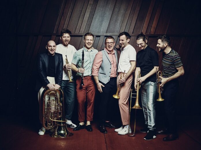 Das Bild zeigt Roland Eitzinger, Christoph Moschberger, Frédéric Alvarado-Dupuy, Thomas Winalek, Philip Haas, Christian Amstätter, Simon Zöchbauer mit ihren Instrumenten.