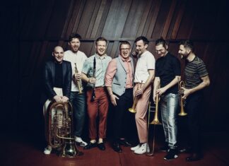 Konzert von Federspiel/ Kulturforum Bern Das Bild zeigt Roland Eitzinger, Christoph Moschberger, Frédéric Alvarado-Dupuy, Thomas Winalek, Philip Haas, Christian Amstätter, Simon Zöchbauer mit ihren Instrumenten.