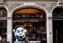 Jazz-Begegnungen im The Music Village / Kulturforum Brüssel Das Bild zeigt die Fassade des Konzertsaals The Music Village. Auf einem großen Fenster ist ein riesen Schwarz-Weiß-Aufkleber mit einem schockiert dreinschauenden Mann zu sehen.