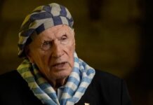 „Botschafter des Erinnerns“ / Kulturforum Bukarest Das Bild zeigt Stanisław Zalewski, der eine blau-weiß gestreifte Mütze und einen Schal trägt. In Anlehnung an die KZ-Uniformenl