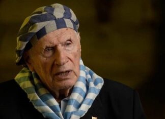 „Botschafter des Erinnerns“ / Kulturforum Bukarest Das Bild zeigt Stanisław Zalewski, der eine blau-weiß gestreifte Mütze und einen Schal trägt. In Anlehnung an die KZ-Uniformenl