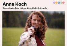 Anna Koch: Connecting the Dots / Kulturforum Madrid Das Bild zeigt ein Foto von Anna Koch auf einer Wiese, wie sie direkt in die Kamera schaut. Sie trägt über einem roten Shirt eine bunte Jacke und richtet ihre Klarinette nach vorne. Um das Foto verläuft eine hellorange Umrandung mit Informationen zur Veranstaltung.