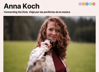 Anna Koch: Connecting the Dots / Kulturforum Madrid Das Bild zeigt ein Foto von Anna Koch auf einer Wiese, wie sie direkt in die Kamera schaut. Sie trägt über einem roten Shirt eine bunte Jacke und richtet ihre Klarinette nach vorne. Um das Foto verläuft eine hellorange Umrandung mit Informationen zur Veranstaltung.