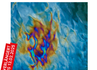 Ausstellung: Go to the source! / Kulturforum Prag Das Bild zeigt den Banner der Ausstellung mit Hinweis zur Verlängerung bis 13.02.2025