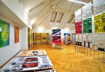 Ausstellung / Botschaft Chișinău Das Bild zeigt eine große Auswahl an bunten Plakaten.