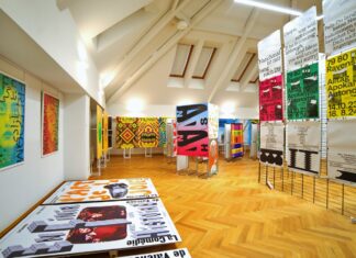 Ausstellung / Botschaft Chișinău Das Bild zeigt eine große Auswahl an bunten Plakaten.