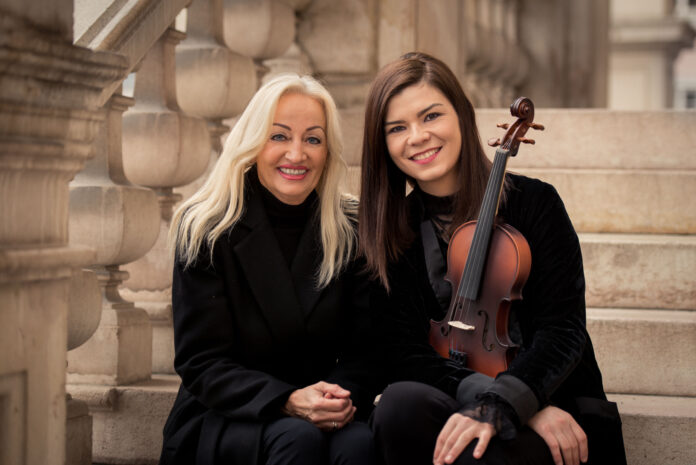 Das Bild zeigt die beiden Musikerinnen Sigrid Hagn und Sonja Novčić mit Viola.