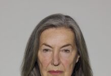 Kunst im Gespräch – neue Podcastserie Bildbeschreibung für Barrierefreiheit Das Bild zeigt die Künstlerin Elfie Semotan. Sie blickt gerade aus in die Kamera. Sie hat graue schulterlange Haare und trägt einen grauen Rollkragenpullover. Ihr Blick ist konzentriert und ernst.