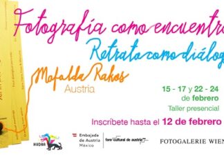 Mafalda Rakoš: Kunstaustausch Mexiko-Wien / Kulturforum Mexiko Das Bild zeigt ein Plakat für den Workshop im Februar. Auf der rechten Seite befinden sich die Künstlerin Mafalda Rakoš mit einer Fotokamera und das Datum des Workshops. Links davon ist ein knallgelbes Notizbuch mit einem sitzenden Mann abgebildet ist. Obwohl das Plakat einen weißen Hintergrund hat, bilden der Titel und die Informationen mit ihren bunten Farben (pink, gelb, grün) einen starken Kontrast.