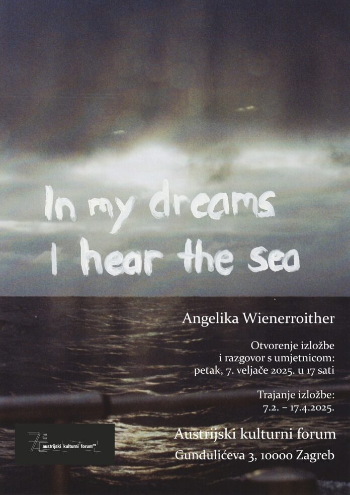 Das Bild ist ein Plakat für die Ausstellung und zeigt ein dunkles Meer unter einem stark bewölkten Himmel. In der Mitte bricht die Sonne leicht durch die düsteren Wolken. Der handgemalte Titel „In my dreams I hear the sea“ ist auf der Ebene der Wolken platziert. Im unteren linken Bereich des Plakats befinden sich Informationen zur Ausstellung.