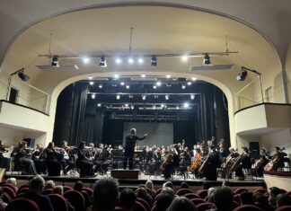Bruckners 7. Sinfonie in Dnipro/ Kulturforum Kyjiw Es ist die Bühne mit dem Akademischen Sinfonieorchester der Dnipropetrowsk-Philharmonie. Dirigent Viktor Ploskina zu sehen, davor das Publikum.