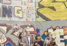 Chaos String Quartett / Kulturforum Mailand Das Bild zeigt die Musikerinnen und Musiker vor einer Graffiti Wand.