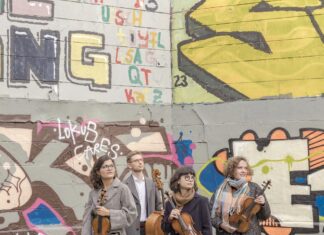 Chaos String Quartett / Kulturforum Mailand Das Bild zeigt die Musikerinnen und Musiker vor einer Graffiti Wand.