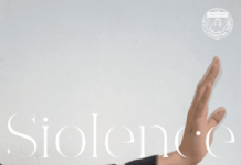 SIOLENCE / Kulturforum New York Das Bild zeigt einen ausgestreckten Arm in einem schwarzen, langärmligen Oberteil, der eine abwehrende Geste mit der Handfläche nach außen macht. Der Hintergrund ist eine schlichte, helle Wand. Darüber liegt der Titel der Ausstellung Siolence in einer eleganten, weißen Serifenschrift. Die Buchstaben wirken teils unterbrochen oder fragmentiert.